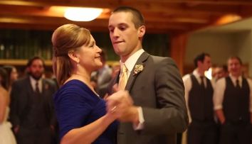 Parea un dans emotionant intre mama si fiu. Invitatii au fost uimiti cand au vazut ce se intampla apoi in ringul de dans
