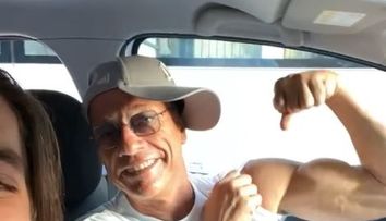 Jean-Claude Van Damme, din nou la București! Filmat în timp ce ascultă în mașină manelele lui Florin Salam și Florin Cercel