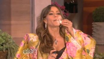 VIDEO. Cea mai amuzanta lectie de make-up. Cum a ajuns Sofia Vergara sa isi dea cu farduri pe sani