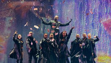Celebrul cântăreț Usher, fermecat de o româncă! Cine e Roberta Maria, bomba sexy alături de care a făcut show la un concert din Londra