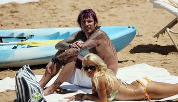 Starul rock Tommy Lee, șocat de prețul țigărilor din Australia. Acestea se vând pentru o sumă exorbitantă
