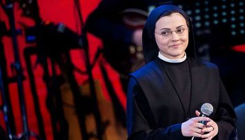 Călugărița care a câștigat Vocea Italiei și a renunțat la viața monahală, o nouă schimbare uluitoare de look
