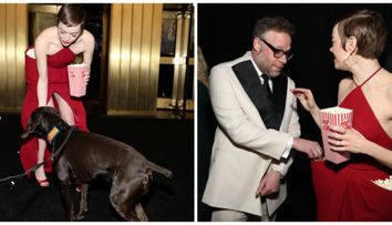 Moment hilar pe covorul roșu cu Emma Stone! Actrița laureată cu două premii Oscar a defilat cu buzunarele rochiei pline cu popcorn și i-a servit inclusiv pe invitați