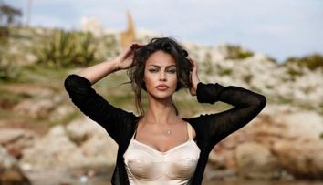 Madalina Ghenea si Gerard Butler formeaza un cuplu! Vezi cum au fost surprinsi de paparazzi: