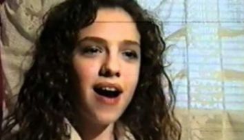 Daca ai vedea-o intamplator acum, dupa 11 ani, nu ai recunoaste-o. Transformarea fetitei care canta piesa 