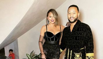 Chrissy Teigen, surprinsă de paparazzi când pleca de acasă! A purtat o bluză albă pe sub care nu avea sutien