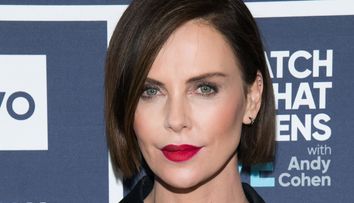 Charlize Theron explică de ce niciun bărbat nu rezistă alături de ea: ”Pot fi o iubită enervantă”
