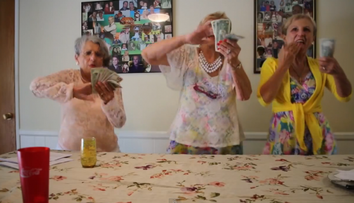 Clipul care s-a viralizat imediat! Trei bunicute danseaza provocator, inspirate de Miley Cyrus - VIDEO