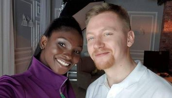 Povestea de dragoste dintre un model din Nigeria și un fotograf rus. De dragul lui s-a mutat în cel mai friguros oraș din lume