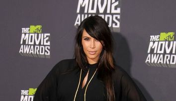 Kim Kardashian a invatat, in sfarsit, sa se imbrace ca o femeie insarcinata. Cea mai inspirata aparitie a vedetei din ultimele luni
