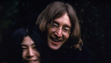 Un album cu autograful lui John Lennon, scos la licitație pentru o sumă astronomică. De ce valorează atât