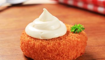 Reteta MasterChef: Bulete de cascaval cu sos bechamel cu praz si chipsuri de parmezan
