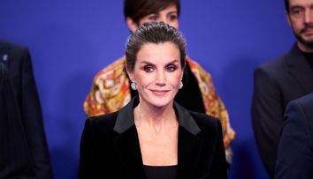 Chiar și într-o ținută simplă, emană un farmec aparte! Cum arată Regina Letizia în smoching și pantaloni de catifea