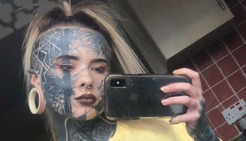 Tânăra care și-a tatuat 90 la sută din corp. Mulți spun că și-a distrus chipul frumos, dar ea e super încântată