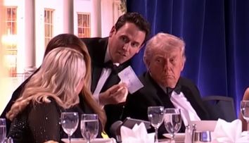 Mentalistul Oz Pearlman a dezvăluit ce îi arăta Melaniei Trump pe biletul misterios, cu câteva secunde înainte de împușcăturile de la Casa Albă