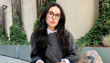 O tânără a devenit virală după ce a spus că e nevoită să-și acopere tatuajele la locul de muncă. Cum arată fără haine