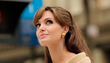 Acum mama respectabila, in trecut petrecareata si rebela. Imaginile cu Angelina Jolie de care ai uitat 