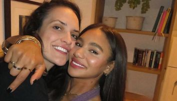 Cele două jucătoare de la CSM București care formează un cuplu, apariție rară după victoria cu Esbjerg. Elizabeth Omoregie și Gabriela Moreschi au sărbătorit împreună