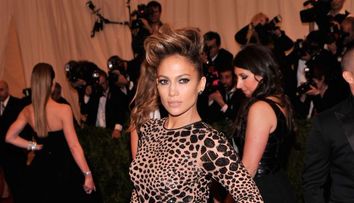 Celebrul posterior e acum istorie. Jennifer Lopez isi arata adevarata silueta intr-o rochie mulata: FOTO