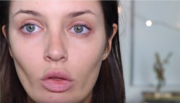 Isi traseaza cateva linii pe fata, cu nuante diferite de make-up. Transformarea ei a atras peste 1 milion de vizualizari