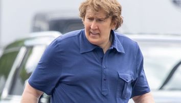 Regele filmelor de acțiune din anii '90 a suferit o transformare uimitoare pentru noul rol. În pantaloni de moșulică și cu câteva kilograme în plus, actorul este de nerecunoscut