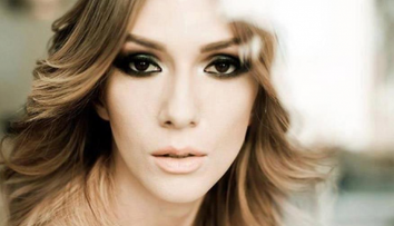 Adela Popescu, intr-o rochie scurta care a dat palpitatii barbatilor. Cat de sexy a fost artista la un eveniment