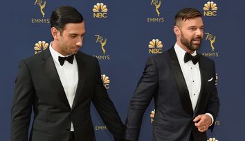 Ricky Martin, cu fiica în vârstă de 12 zile la frizer. Cântărețul și-a aranjat părul pentru Globurile de Aur