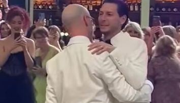 Prima nuntă gay publică din România a avut loc la Cluj. Au participat sute de invitați, iar decorul și dansul mirilor i-a surprins pe toți