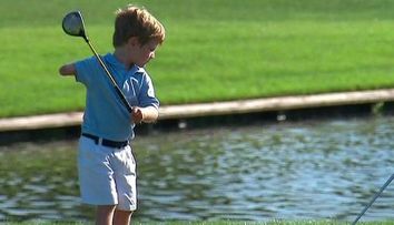 Are numai trei ani, dar joaca golf mai bine ca un adult. Povestea impresionanta de viata a unui baietel cu o singura mana