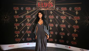 „Elvis” aplaudat îndelung de celebrităţi la avanpremiera de gală