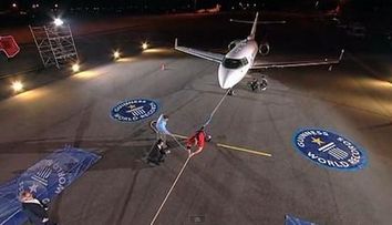 A intrat in Cartea Recordurilor: A tras un avion de 10 tone pe o distanta de 25 m! VIDEO