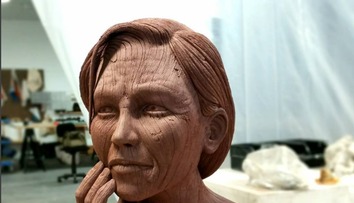 La prima vedere par niste sculpturi din lemn. Care este elemntul surpriza al acestor statui