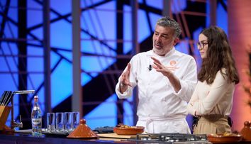 Chef Hadad prezintă o rețetă specială în fața concurenților. Preparatul îi aduce aminte de soția sa