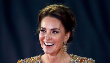 Kate Middleton, regina covorului roșu la premiera James Bond! Ducesa a atras privirile ca un magnet
