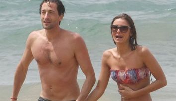 Show erotic in valurile oceanului. Actorul care si-a dezbracat si pipait iubita in vazul tuturor. Le-a oferit un show pe cinste celorlalti turisti