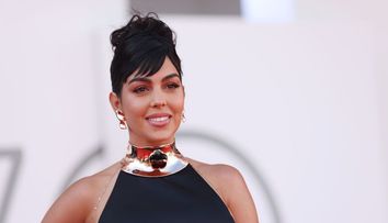 Georgina Rodriguez, definiția eleganței. Iubita lui Ronaldo a strălucit pe covorul roșu de la Veneția