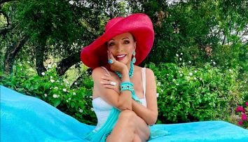 Are 92 de ani, dar își trăiește viața din plin. Joan Collins, în costum de baie pe riviera franceză, bucurându-se de fiecare clipă
