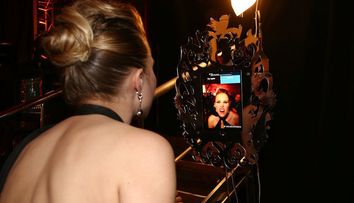 Mesajele cu continut sexual si flirtul, considerate forme de infidelitate