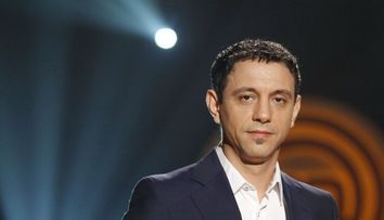 Il recunosti? Adolescentul cu pusca pe umar face acum armata cu concurentii