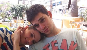 Criss si Vlad, despre primii fiori ai iubirii. O poveste de<span style=