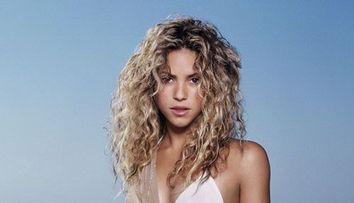 Shakira arata exceptional la o luna de la nastere, intr-o pereche de skinny jeans si un top negru. FOTO