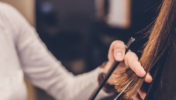 O coafura noua poate transforma total felul in care arati. Schimbarile radicale de look la care au apelat aceste femei