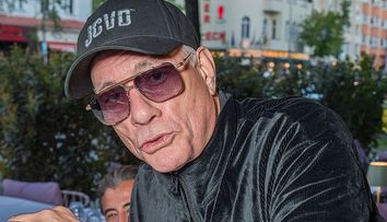 Jean-Claude Van Damme renunță la șapcă și își arată părul cărunt. Cum arată acum eroul filmelor de acțiune