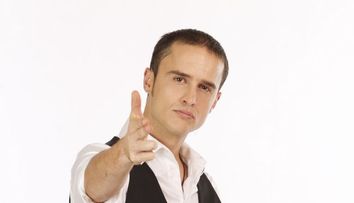 Daca trece de duel, Serban Copot se vopseste blond asa cum era atunci cand s-a lansat alaturi de trupa Animal X
