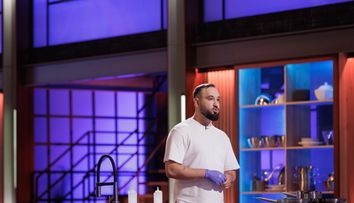 MasterChef 2024, 30 septembrie. Eduard Mezinka, ajutor de bucătar, i-a uluit pe cei trei chefi cu trăsnăile comise în tinerețe, mai mult decât cu preparatul: „Era atunci, și acum, la fel de ilegal”. Florin Dumitrescu a acordat votul decisiv pentru monk fish poșat