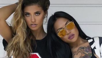 Cea mai buna prietena a Antoniei este la fel de frumoasa ca ea. Cum arata tanara. O recunosti din videoclip?