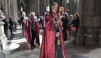 Prințul William devine rege mai devreme decât se aștepta. Harry nu va fi invitat la ceremonie, iar Camilla dispare din viața publică