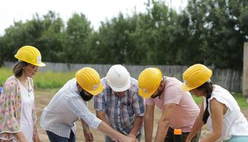Echipa Visuri la cheie construiește o casă de la zero pentru o bunică și o nepoată cu o poveste tragică de viață!