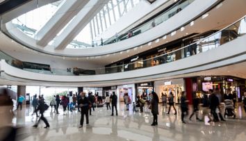 Tragedie într-un mall! O tânără a căzut de la balcon și a aterizat pe o pensionară de 80 de ani