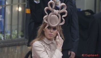 Printesa Beatrice isi vinde palaria caraghioasa de la nunta regala! UPDATE Licitatia s-a incheiat: <span style=